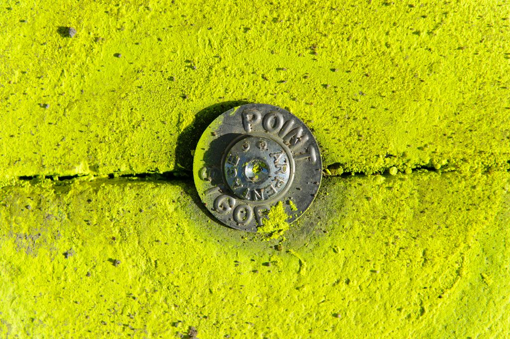 Matérialisation du clou SIGOR (Système d'Information Géographique d'Orléans) par une bombe de peinture jaune (zoom)